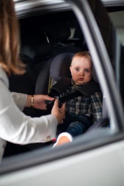 Ding Cruz Light Grey 360° Isofix Autostoel 0-36kg DI-101921 28 Ding Cruz Light Grey 360° Isofix Autostoel 0-36kg DI-101921 -Kinderkraft Winkel di 101919 lifestyle 02a 2