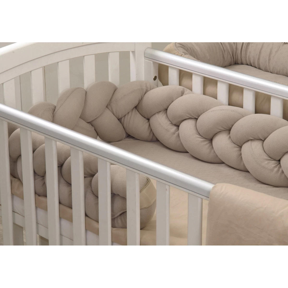 MamaLoes Amy Ajour Nougat 210 Cm Braided Bedbumper 84269 7 MamaLoes Amy Ajour Nougat 210 Cm Braided Bedbumper 84269 - Afbeelding 5